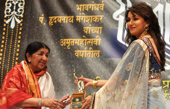 Madhuri Dixit receives Dinanath Vishesh Award